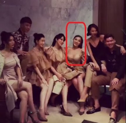 3 mỹ nhân Vbiz chăm khoe vòng 1 'khổng lồ' nhưng bị chê phản cảm - Hình 2 3 my nhan Vbiz cham khoe vong 1 'khong lo' nhung bi che phan cam-Hinh-2