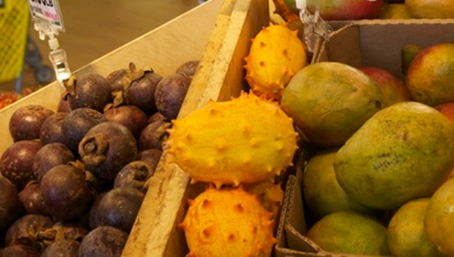 Vỏ của quả kiwano có màu vàng đỏ tươi khi chín và có lớp gai phủ toàn bộ bên ngoài.