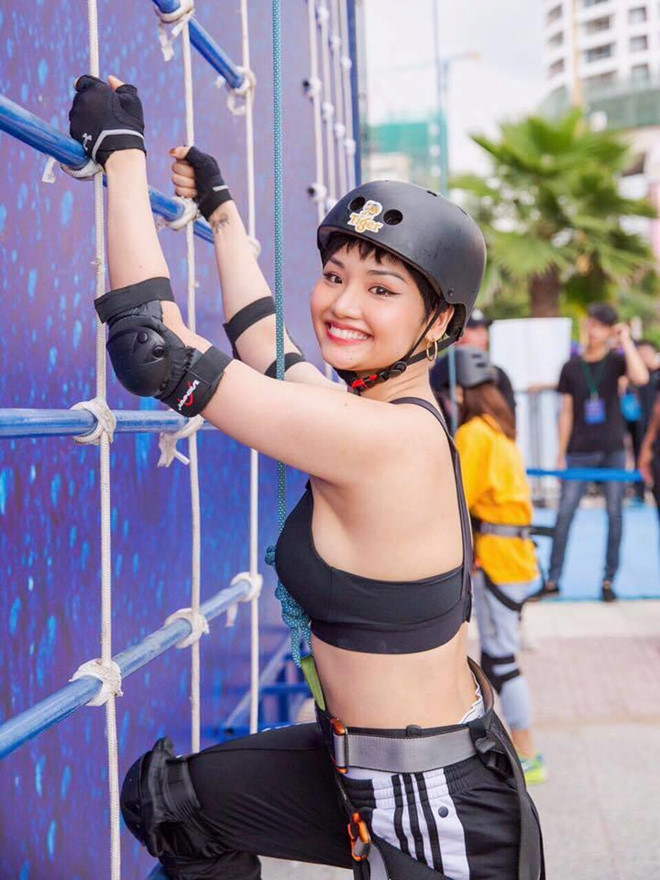 Ở lĩnh vực ca hát, cô được chú ý khi ra mắt các ca khúc nhạc pop có giai điệu bắt tai như Giấc mơ thần tiên, Lặng thầm yêu, Giả vờ nhưng em yêu anh, Mình yêu từ bao giờ, Yêu một người có lẽ... Khoảng một năm trở lại đây, nữ diễn viên sinh năm 1991 chỉ tham gia game show truyền hình, ít ra sản phẩm mới.