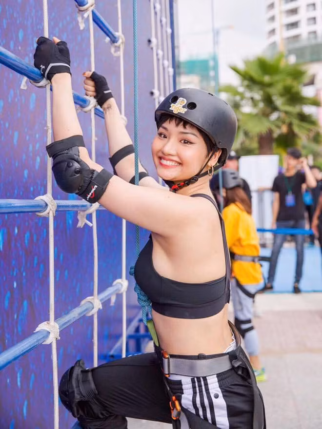 Ở lĩnh vực ca hát, cô được chú ý khi ra mắt các ca khúc nhạc pop có giai điệu bắt tai như Giấc mơ thần tiên, Lặng thầm yêu, Giả vờ nhưng em yêu anh, Mình yêu từ bao giờ, Yêu một người có lẽ... Khoảng một năm trở lại đây, nữ diễn viên sinh năm 1991 chỉ tham gia game show truyền hình, ít ra sản phẩm mới.