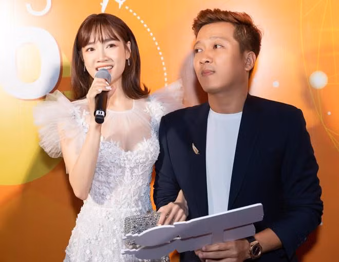 Bên cạnh sự nghiệp, chuyện yêu ồn ào của Nhã Phương với Trường Giang không ít lần trở thành tâm điểm báo chí. Sau khi được bạn trai cầu hôn trên sóng truyền hình hồi tháng 1/2018, đến tháng 9 năm đó, đôi uyên ương tổ chức đám cưới. Cô vừa sinh con gái đầu lòng.