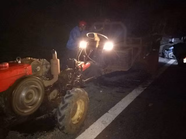 Dam duoi xe cong nong, gia dinh 4 nguoi thuong vong