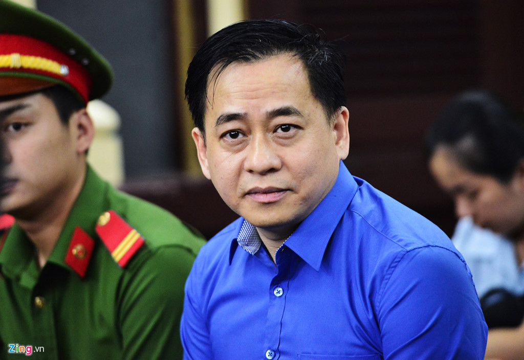 Trong phiên tòa xét xử về bị cáo Phan Văn Anh Vũ sáng ngày27/11, Vũ "nhôm" khai nhận bản thân có 2 quốc tịch và 3 tên, ngoài tên Phan Văn Anh Vũ, ông ta còn có tên Lê Văn Sáu và Trần Đại Vũ. Ngoài quốc tịch Việt Nam, Vũ "nhôm" còn có quốc tịch Antigua and Barbuda. Ảnh Zing