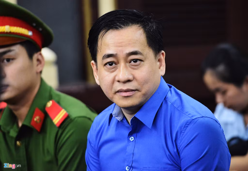 Trong phiên tòa xét xử về bị cáo Phan Văn Anh Vũ sáng ngày27/11, Vũ "nhôm" khai nhận bản thân có 2 quốc tịch và 3 tên, ngoài tên Phan Văn Anh Vũ, ông ta còn có tên Lê Văn Sáu và Trần Đại Vũ. Ngoài quốc tịch Việt Nam, Vũ "nhôm" còn có quốc tịch Antigua and Barbuda. Ảnh Zing