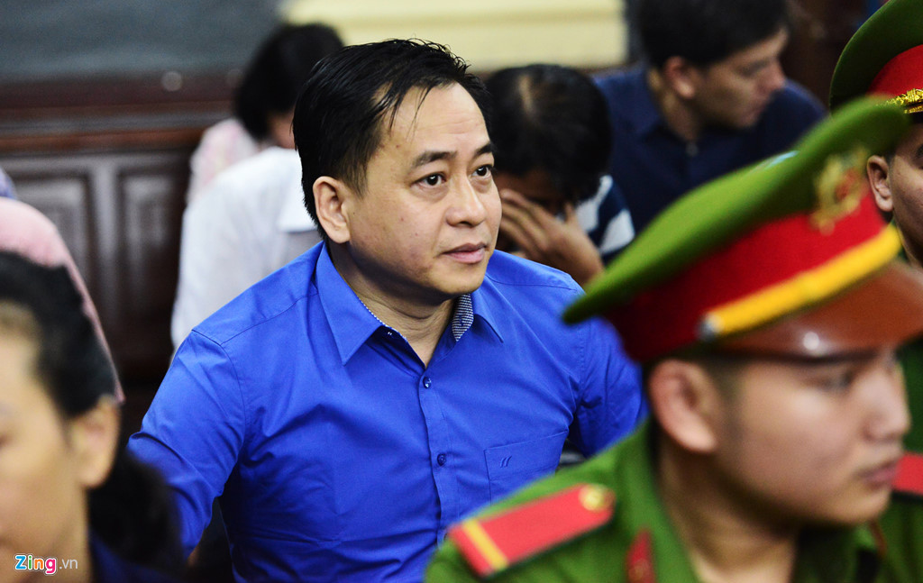 Liên quan đến vấn đề Phan Văn Anh Vũ khai nhận rằng mình có 2 quốc tịch và 3 tên khác nhau, luật sư bào chữa cho “Vũ nhôm” cũng đã cung cấp cho HĐXX tài liệu liên quan đến vấn đề quốc tịch thứ 2 của bị cáo “Vũ nhôm”. Thế nhưng, sau khi xem xét các hồ sơ, tài liệu do luật sư bào chữa cho bị cáo Vũ cung cấp, HĐXX đã không chấp nhận những bản tài liệu này. Ảnh Zing