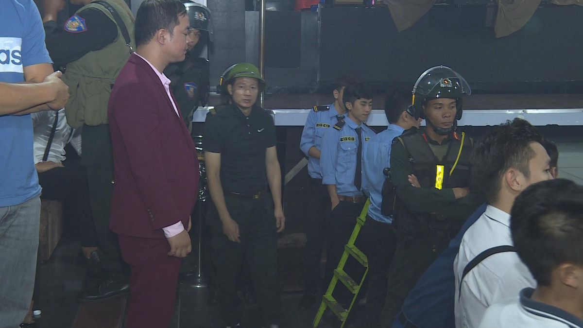 Hàng trăm nam, nữ nhảy múa điên loạn trong quán bar Hang tram nam, nu nhay mua dien loan trong quan bar