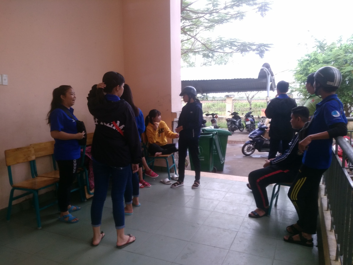 Các đoàn viên tranh thủ nghỉ ngơi sau những giờ làm việc vất vả. 