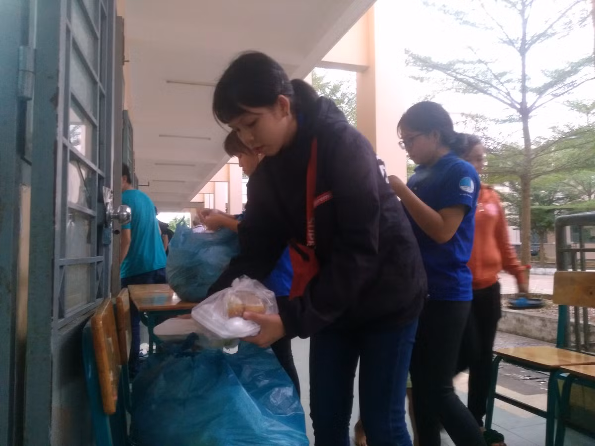 Cùng với các chiến sĩ, bộ đội, những đoàn viên tình nguyện vẫn luôn là lực lượng tiên phong trong, sẵn sàng hy sinh trong mọi hoàn cảnh. 