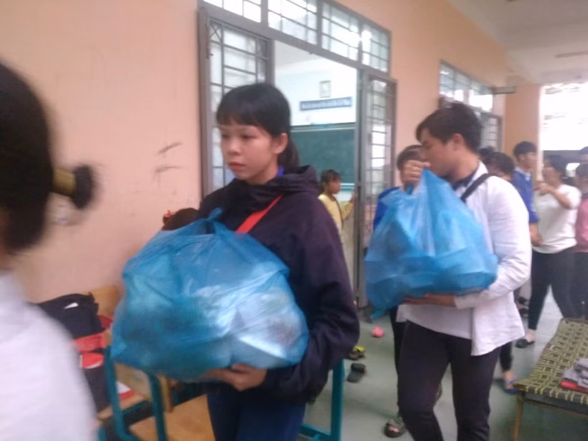 Mỗi người một tay cùng nhau hoàn thành nhiệm vụ. 