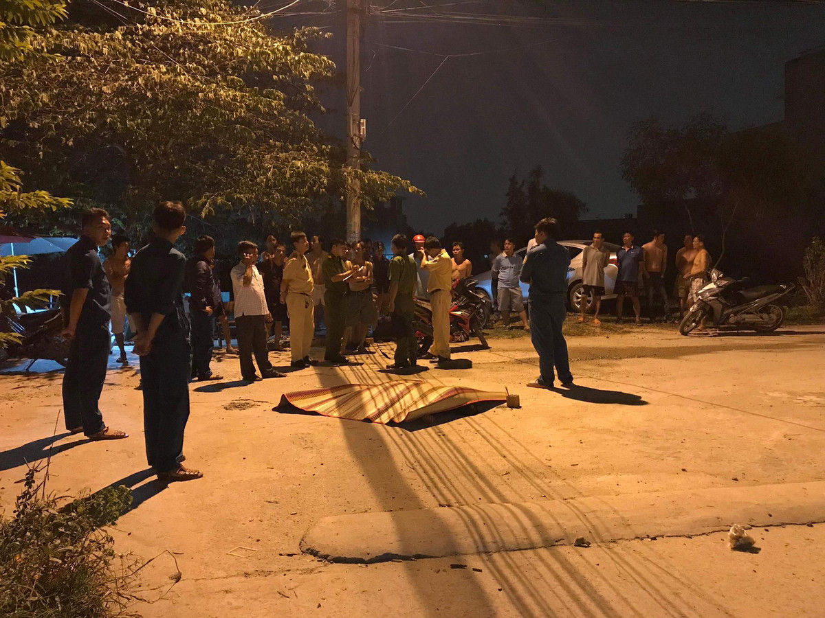 Vừa dừng xe, người đàn ông đột ngột tử vong Vua dung xe, nguoi dan ong dot ngot tu vong