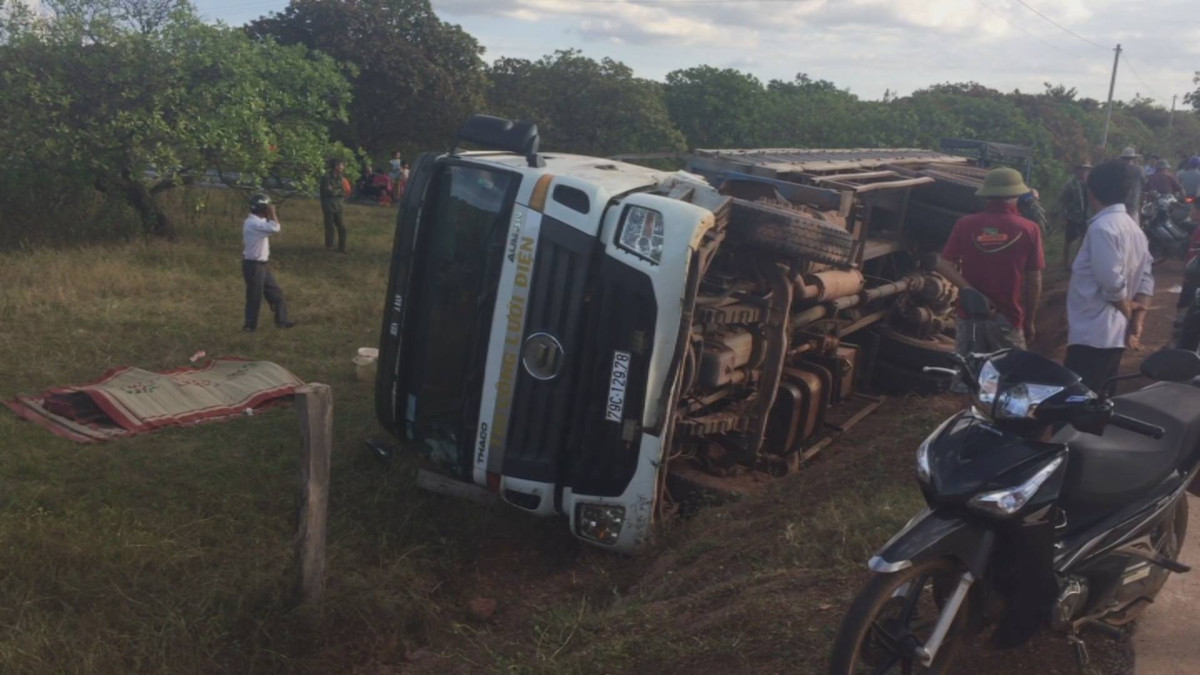 Đắk Lắk: 2 người bị cột điện đè tử vong Dak Lak: 2 nguoi bi cot dien de tu vong