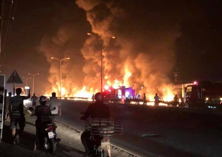 Anh: Ron nguoi hien truong chay xe cho xang lam 6 nguoi chet