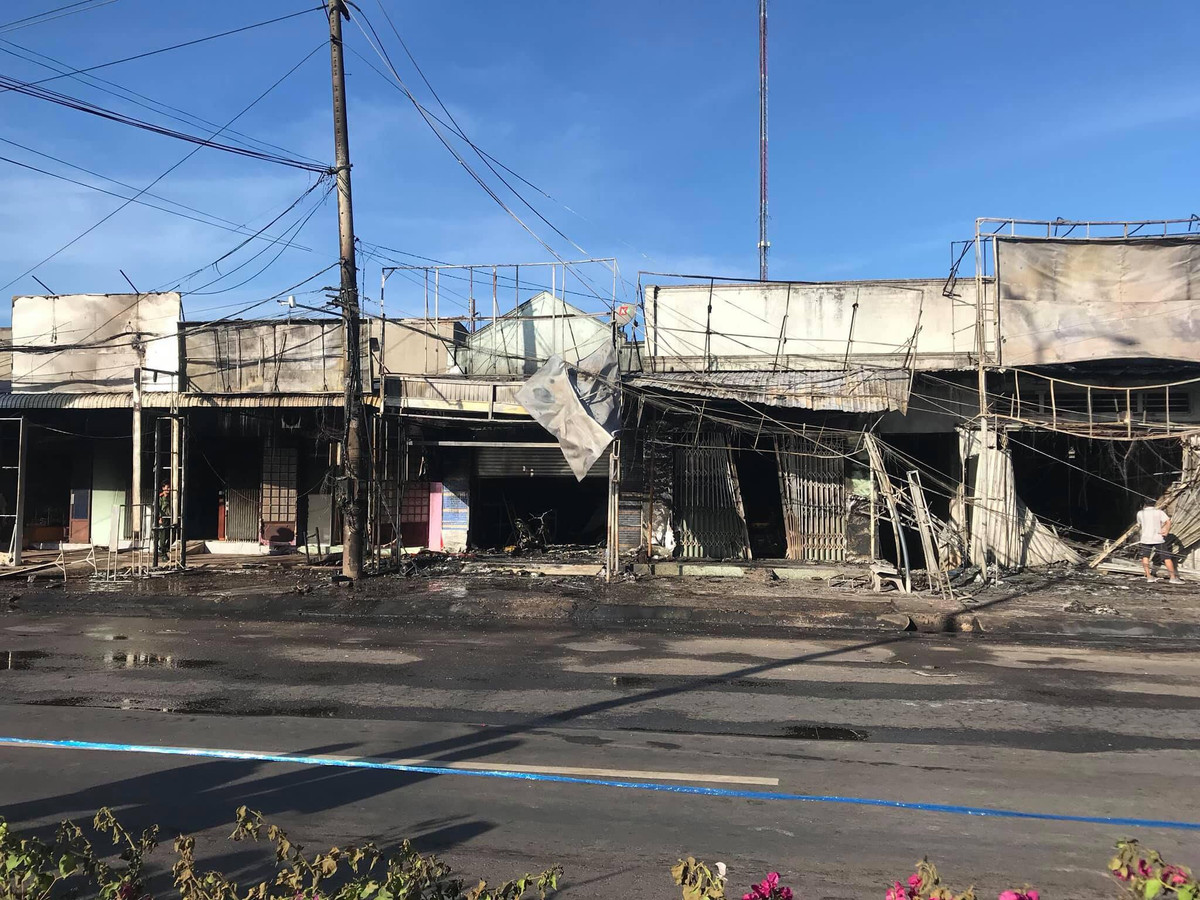 Sự việc xảy ra vào sáng sớm khiến nhiều người bị mắc kẹt trong ngọn lửa. Đã có 6 người tử vong trong vụ cháy xe bồn chở xăng.