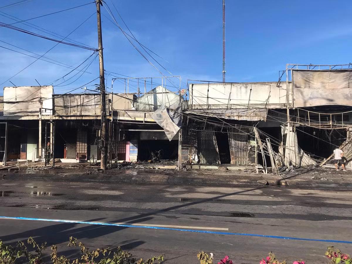 Sự việc xảy ra vào sáng sớm khiến nhiều người bị mắc kẹt trong ngọn lửa. Đã có 6 người tử vong trong vụ cháy xe bồn chở xăng.