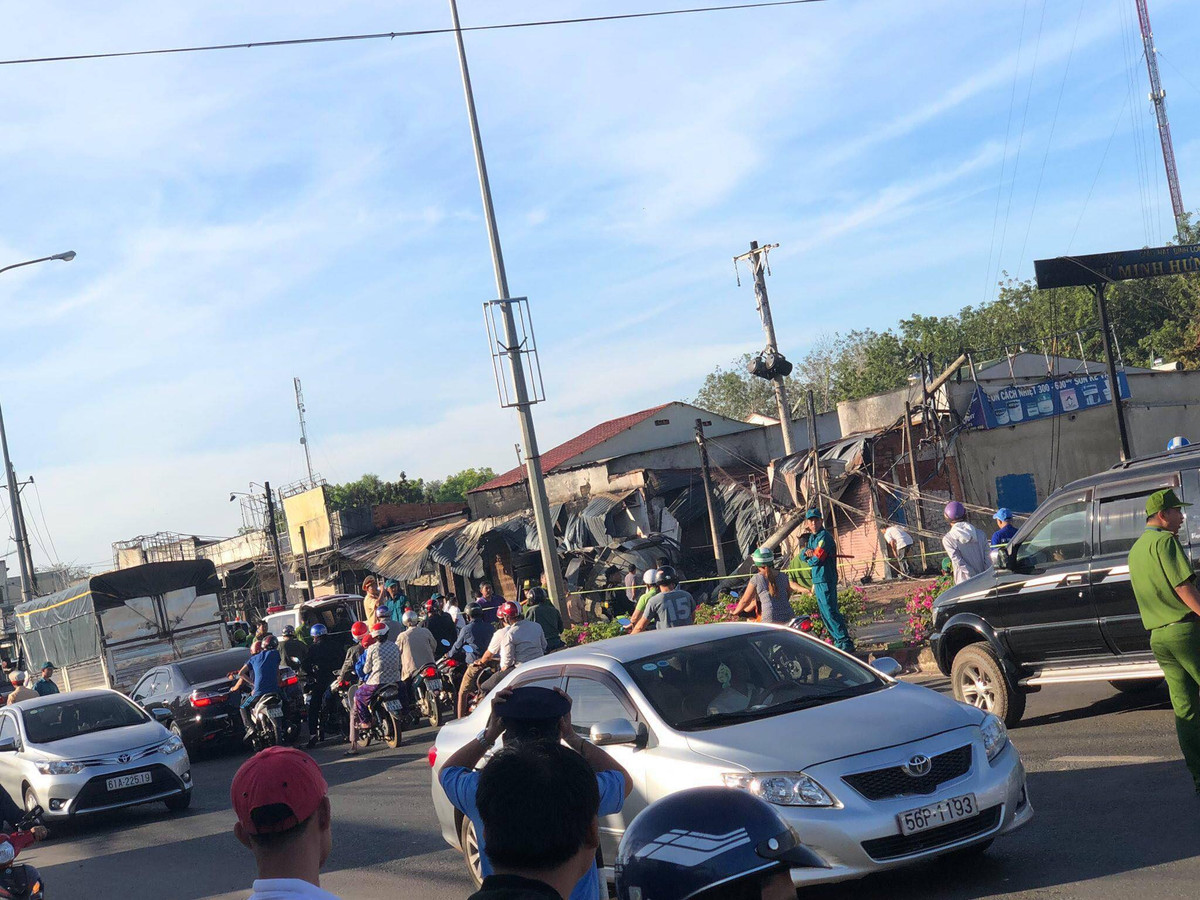 Giao thông qua quốc lộ 13 bị ùn ứ nghiêm trọng sau sự việc thương tâm.