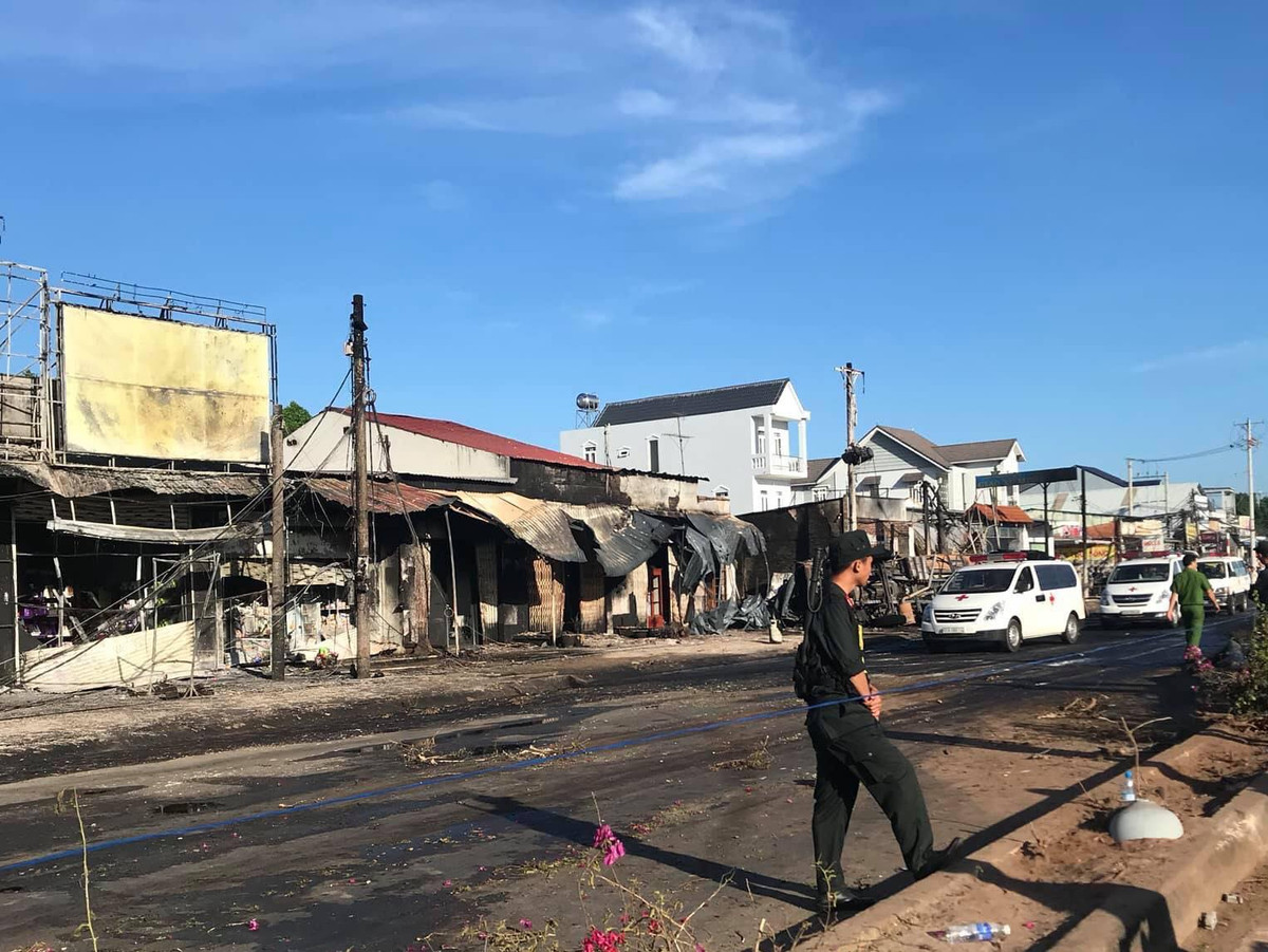 Theo ghi nhận của PV, các ngôi nhà bị cháy rụi, lực lượng chức năng đang phong tỏa hiện trường để điều tra nguyên nhân.