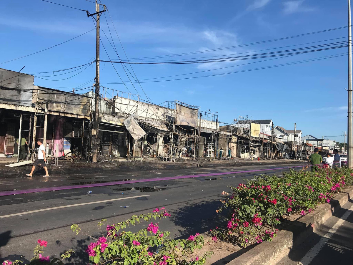 "Đang lái xe trên đường, nhìn từ phía xa tôi thấy cột khói bốc lên cao hơn trăm mét. Di chuyển xe đến gần nơi đây thì thấy hơn 10 ngôi nhà đang cháy dữ dội, nhiều người la hét kêu cứu", một tài xế nhớ lại.