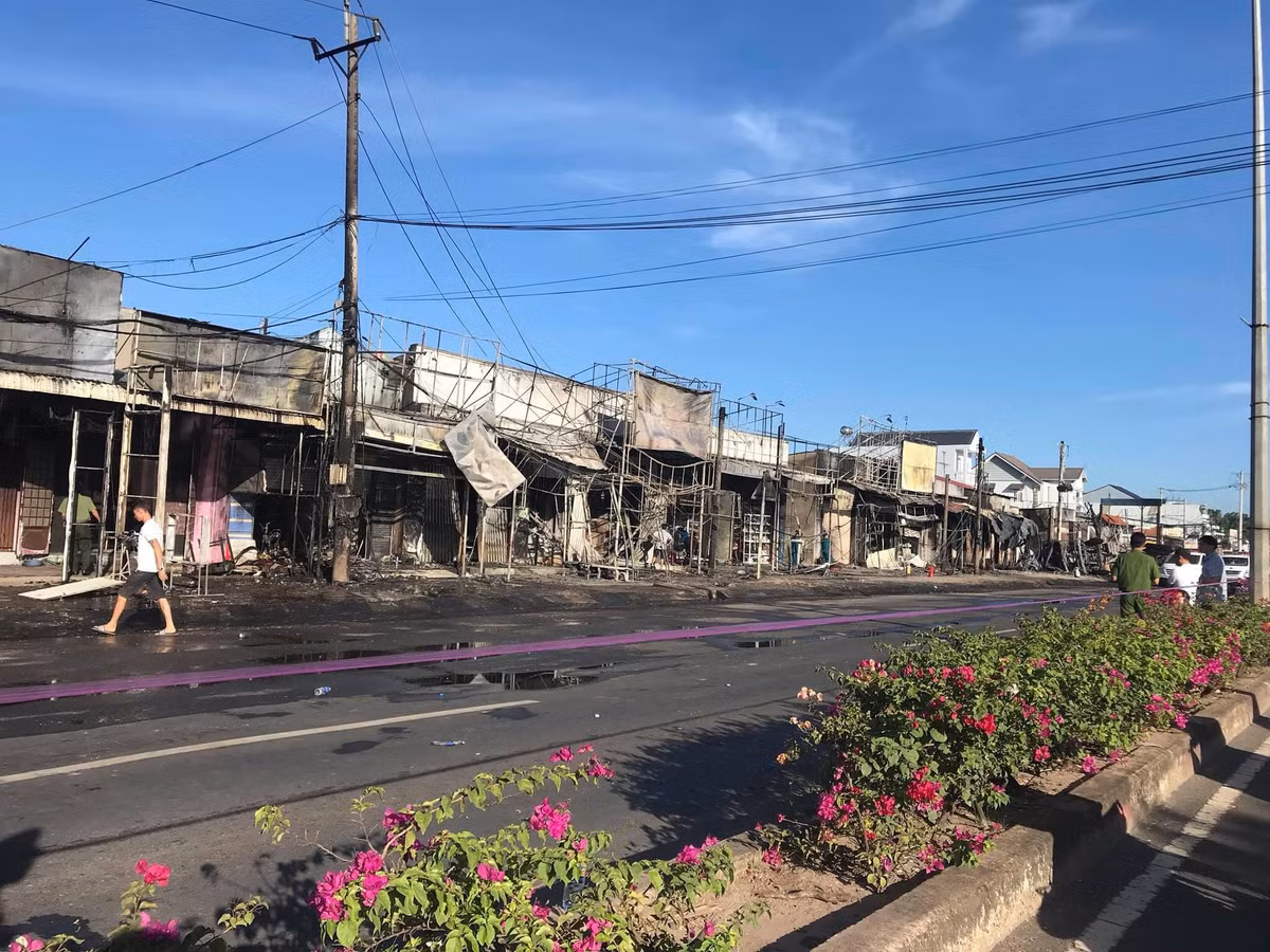 "Đang lái xe trên đường, nhìn từ phía xa tôi thấy cột khói bốc lên cao hơn trăm mét. Di chuyển xe đến gần nơi đây thì thấy hơn 10 ngôi nhà đang cháy dữ dội, nhiều người la hét kêu cứu", một tài xế nhớ lại.