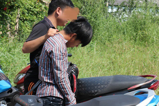 Giả vờ đi tiểu, dùng dao đâm tài xế taxi nguy kịch Gia vo di tieu, dung dao dam tai xe taxi nguy kich