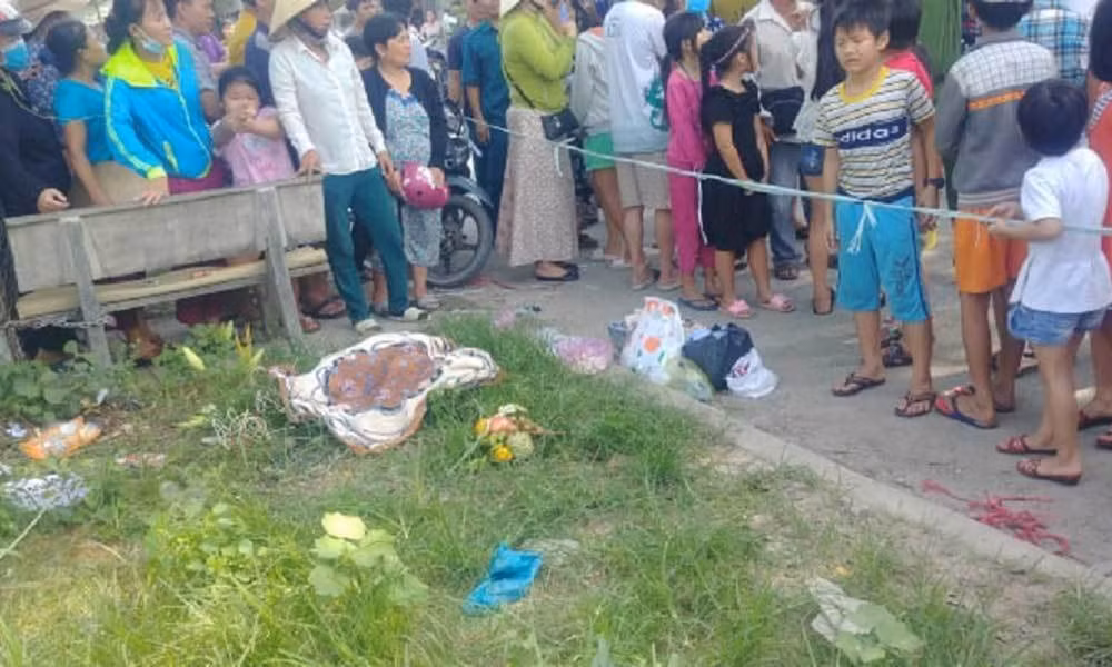 Be so sinh nghi bi sat hai, nhet giay vao mieng?