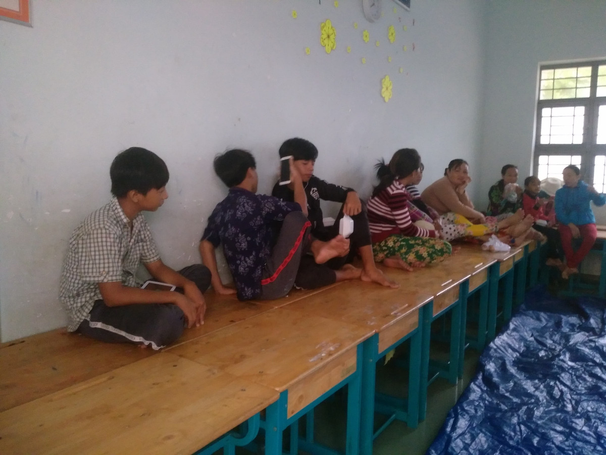 Bàn ghế trở thành chỗ nghỉ ngơi của người dân. 