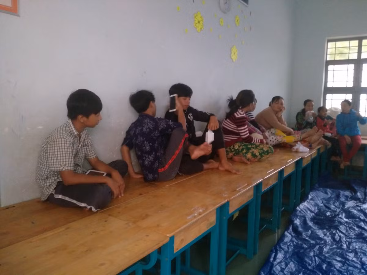 Bàn ghế trở thành chỗ nghỉ ngơi của người dân. 