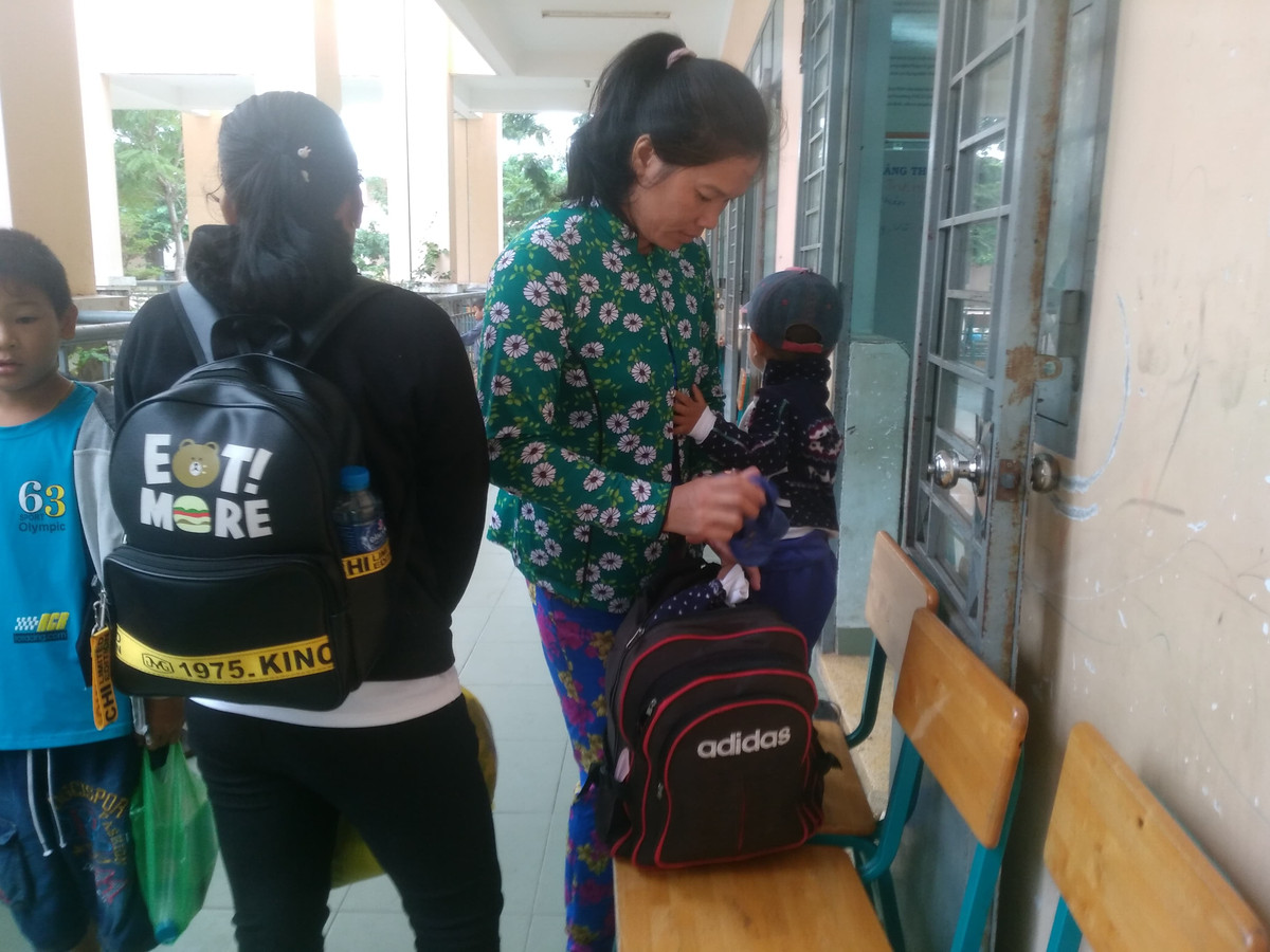 Ông Lê Văn Đẹp (khu phố 10, xã Cần Thạnh, TT. Cần Thạnh, huyện Cần Giờ) cho biết: “Sau khi nghe tin UBND huyện sơ tán người dân, thì gia đình tôi vội vàng di tản nên vẫn chưa kịp ăn gì. Tôi cũng rất lo sợ khi bão ập vào, bởi tôi vẫn chưa nhìn thấy bão bao giờ. 