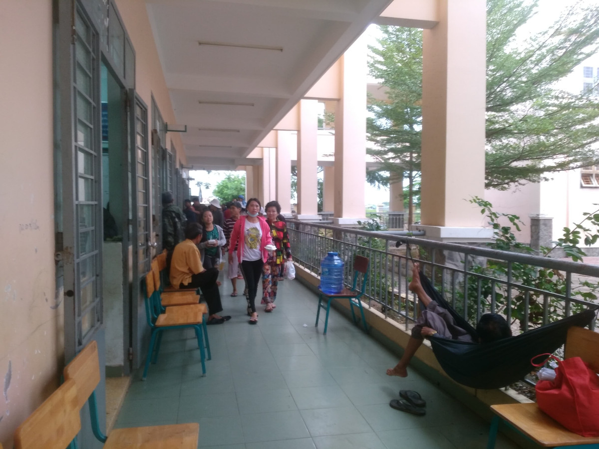 Vào lúc 7h sáng nay, các hộ dân chịu ảnh hưởng của cơn bão số 9 đã được di tản về các trường học trên địa bàn để tránh bão. 