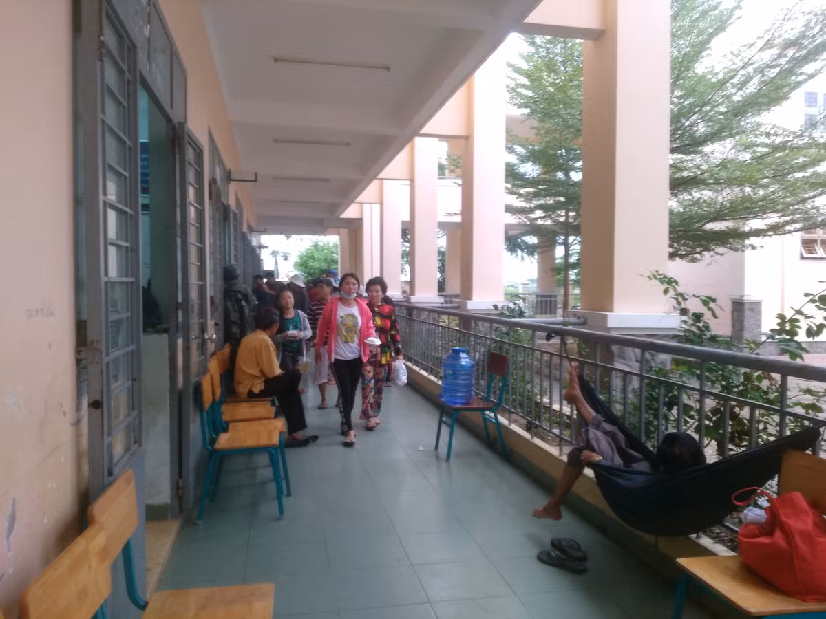 Vào lúc 7h sáng nay, các hộ dân chịu ảnh hưởng của cơn bão số 9 đã được di tản về các trường học trên địa bàn để tránh bão. 