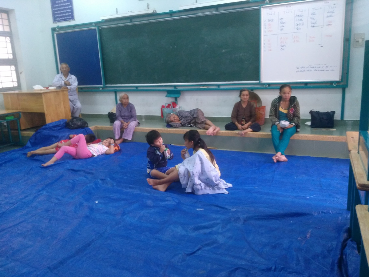 UBND huyện đã cho di dời khẩn cấp 1.206 hộ với 4.151 người về các trường học để đảm bảo an toàn tính mạng cho người dân. 