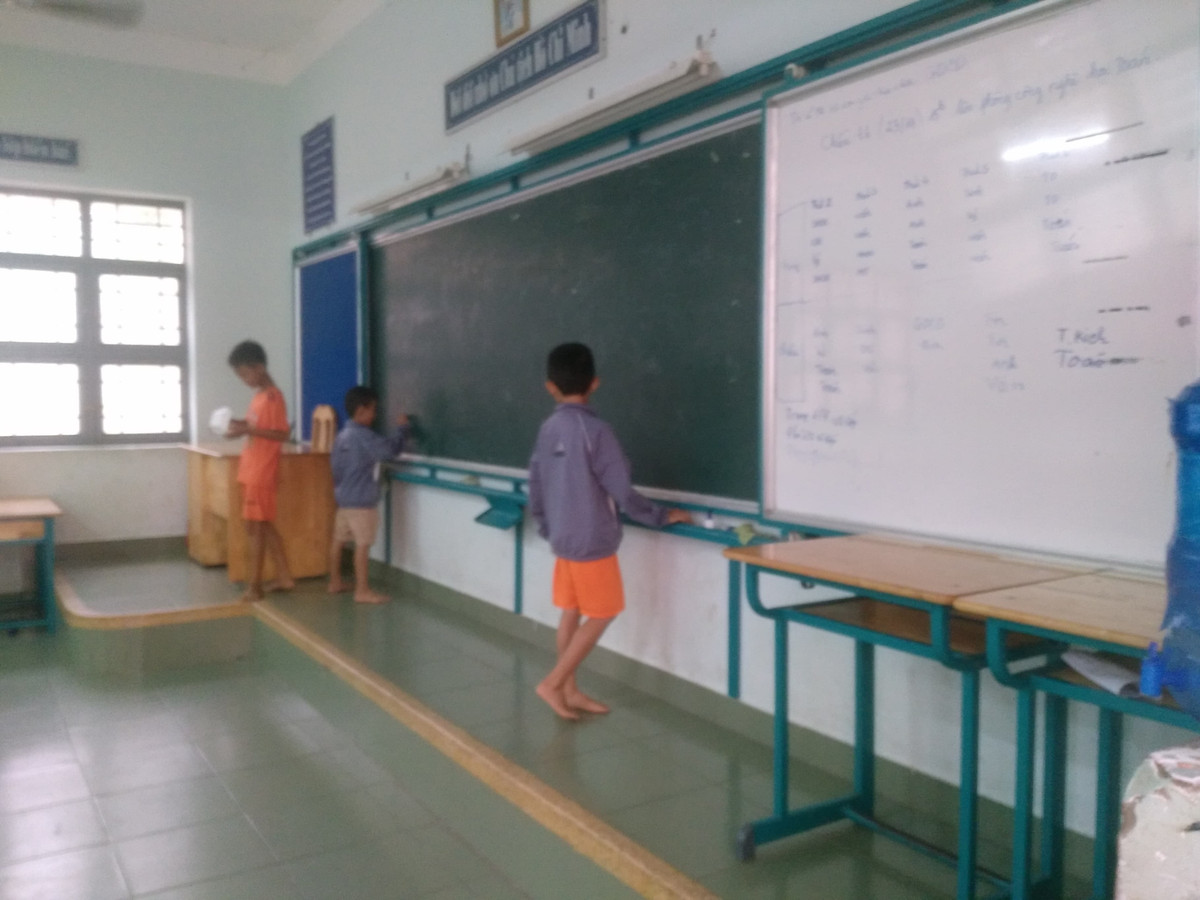 Nhiều trẻ em ngây ngô vui đùa, chẳng hề biết chuyện gì sắp xảy ra. 