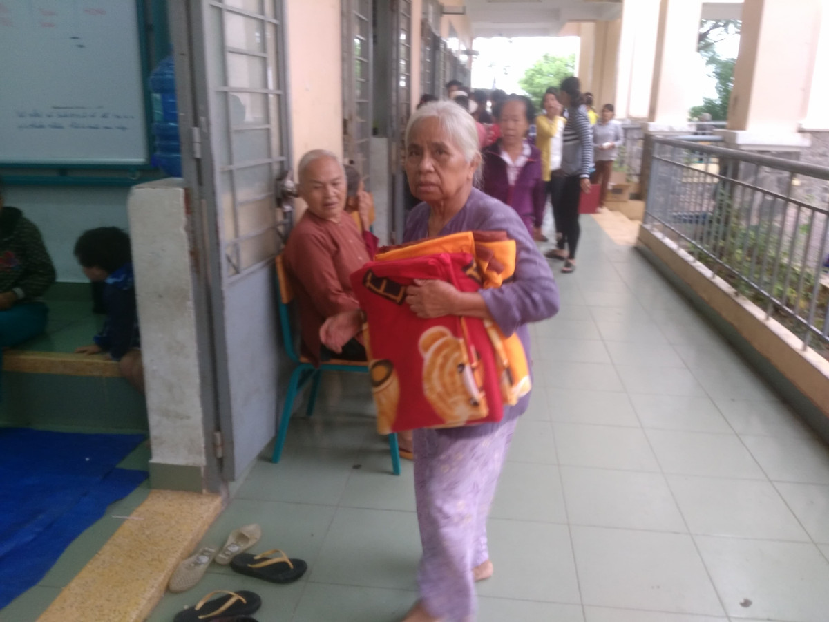 Chăn mền được phân phát cho người dân để che đắp tránh thời tiết xấu gây cảm lạnh. 