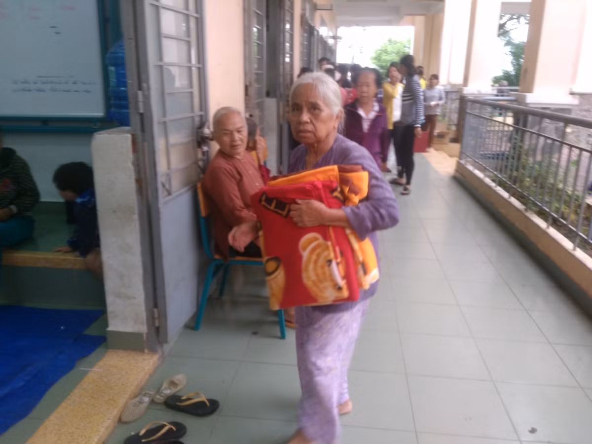 Chăn mền được phân phát cho người dân để che đắp tránh thời tiết xấu gây cảm lạnh. 