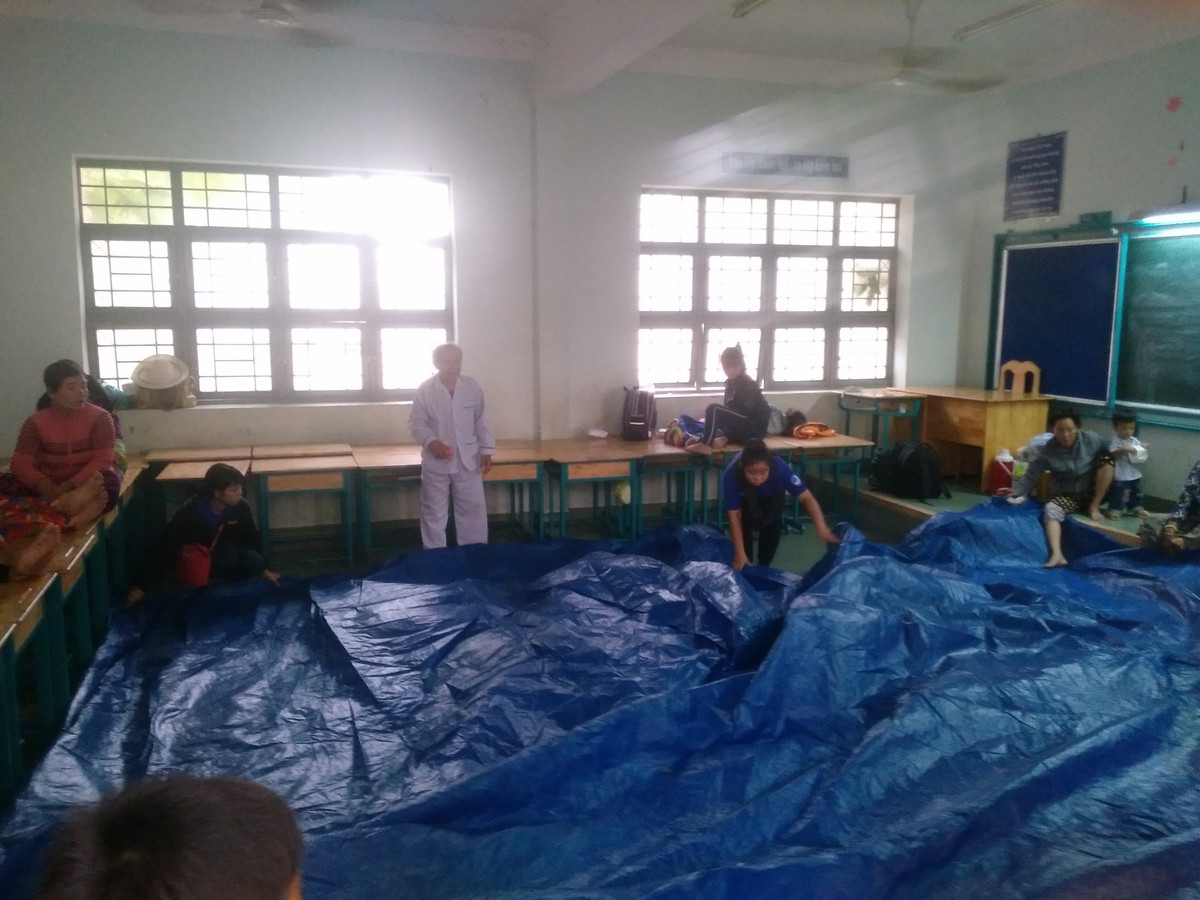 Mỗi người một tay cùng nhau trải bạt,chuẩn bị chỗ ngủ.