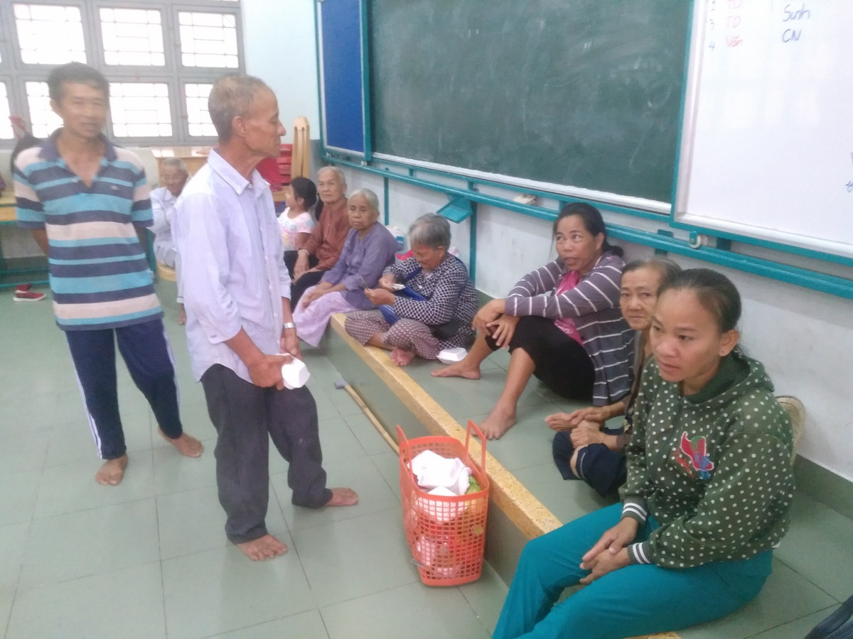 Các phòng trong trường học được bố trí cho người dân nghỉ ngơi. 