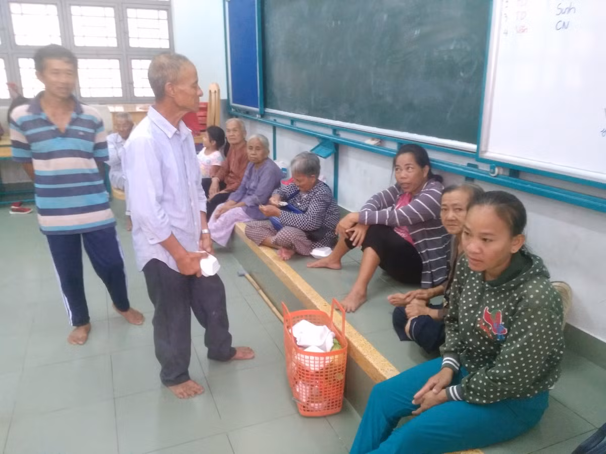 Các phòng trong trường học được bố trí cho người dân nghỉ ngơi. 