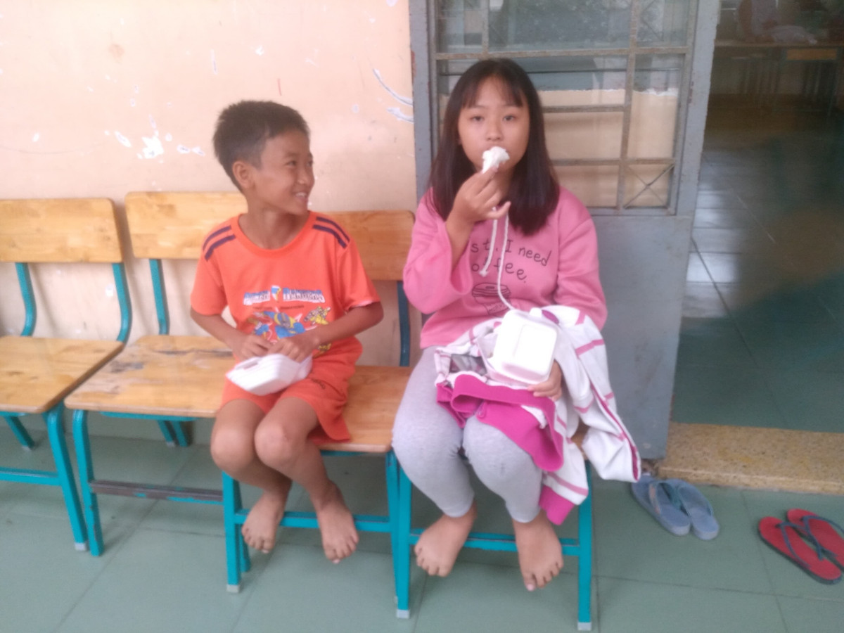 Vì di chuyển khẩn cấp, nhiều người dân vẫn chưa kịp ăn sáng. 