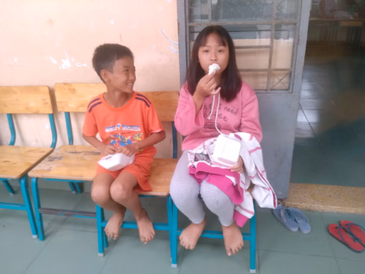 Vì di chuyển khẩn cấp, nhiều người dân vẫn chưa kịp ăn sáng. 