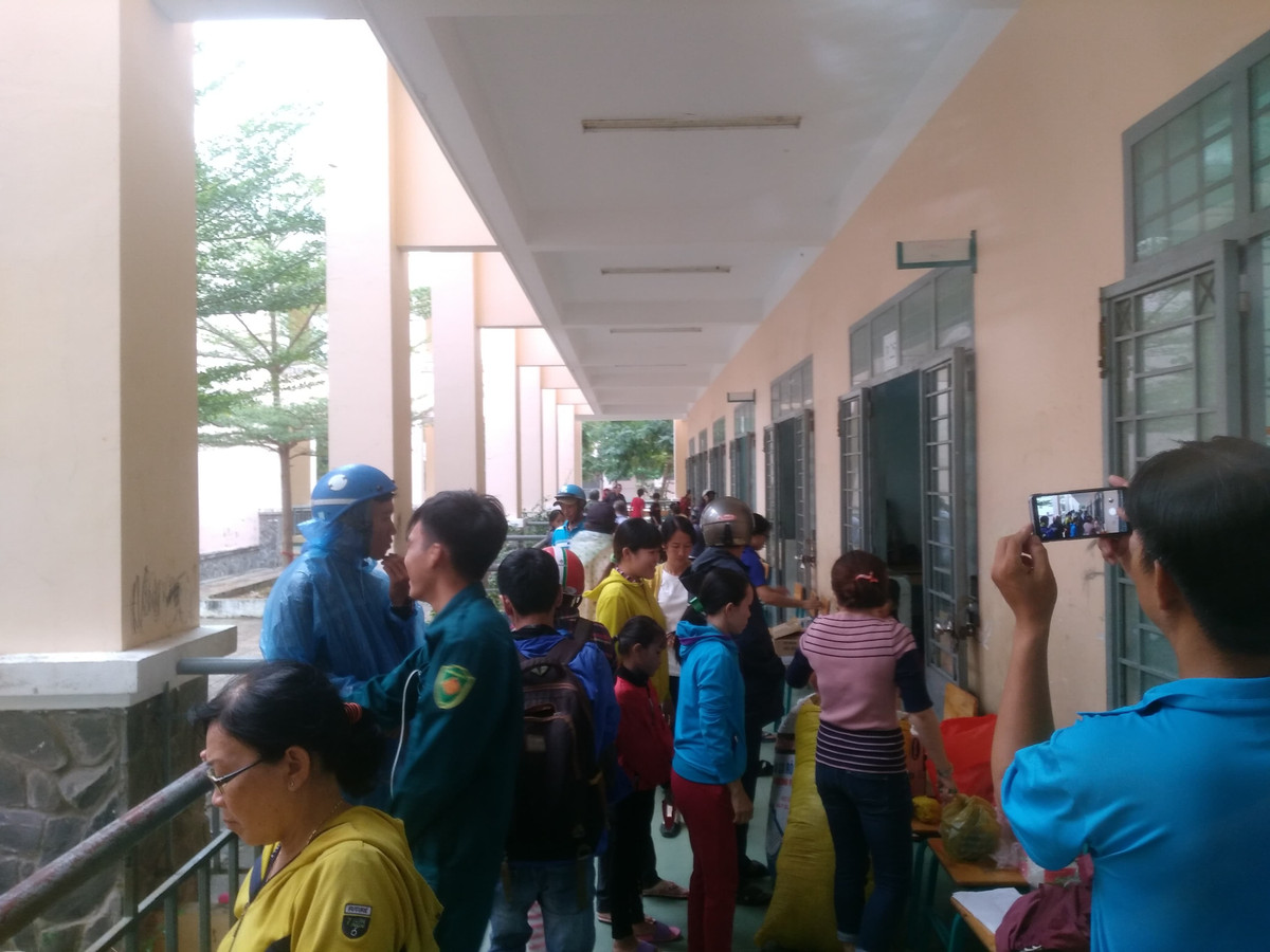 Thực hiện nội dung chỉ đạo của Ban Chỉ huy Phòng chống thiên tai và tìm kiếm cứu nạn Thành phố, Ban Chỉ huy Phòng chống thiên tai và tìm kiếm cứu nạn huyện đã yêu cầu các đơn vị, UBND các xã, thị trấn bố trí, di dời các hộ dân,quản lý tàu thuyền trong vùng bị ảnh hưởng cơn bão số 9 đến nơi an toàn. 