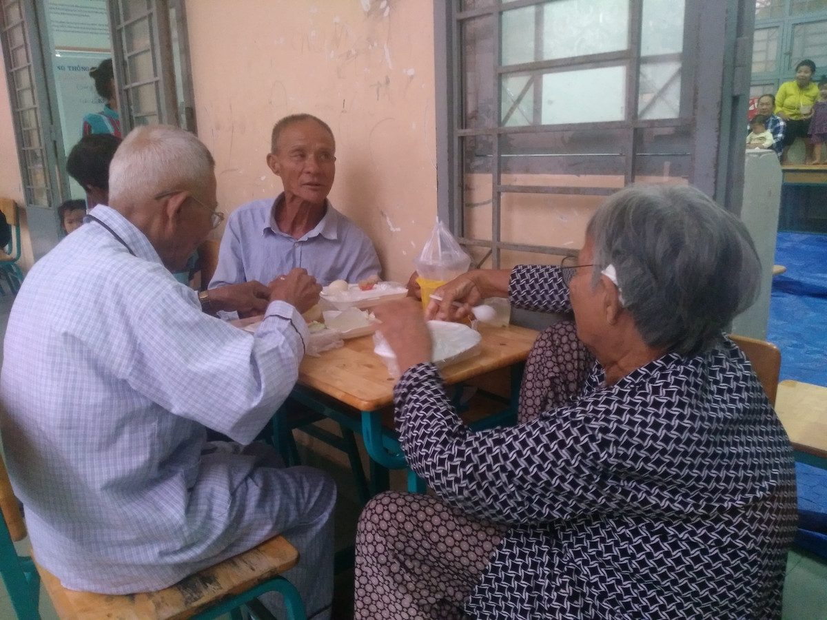 Người dân vui vẻ cùng nhau ăn cơm.