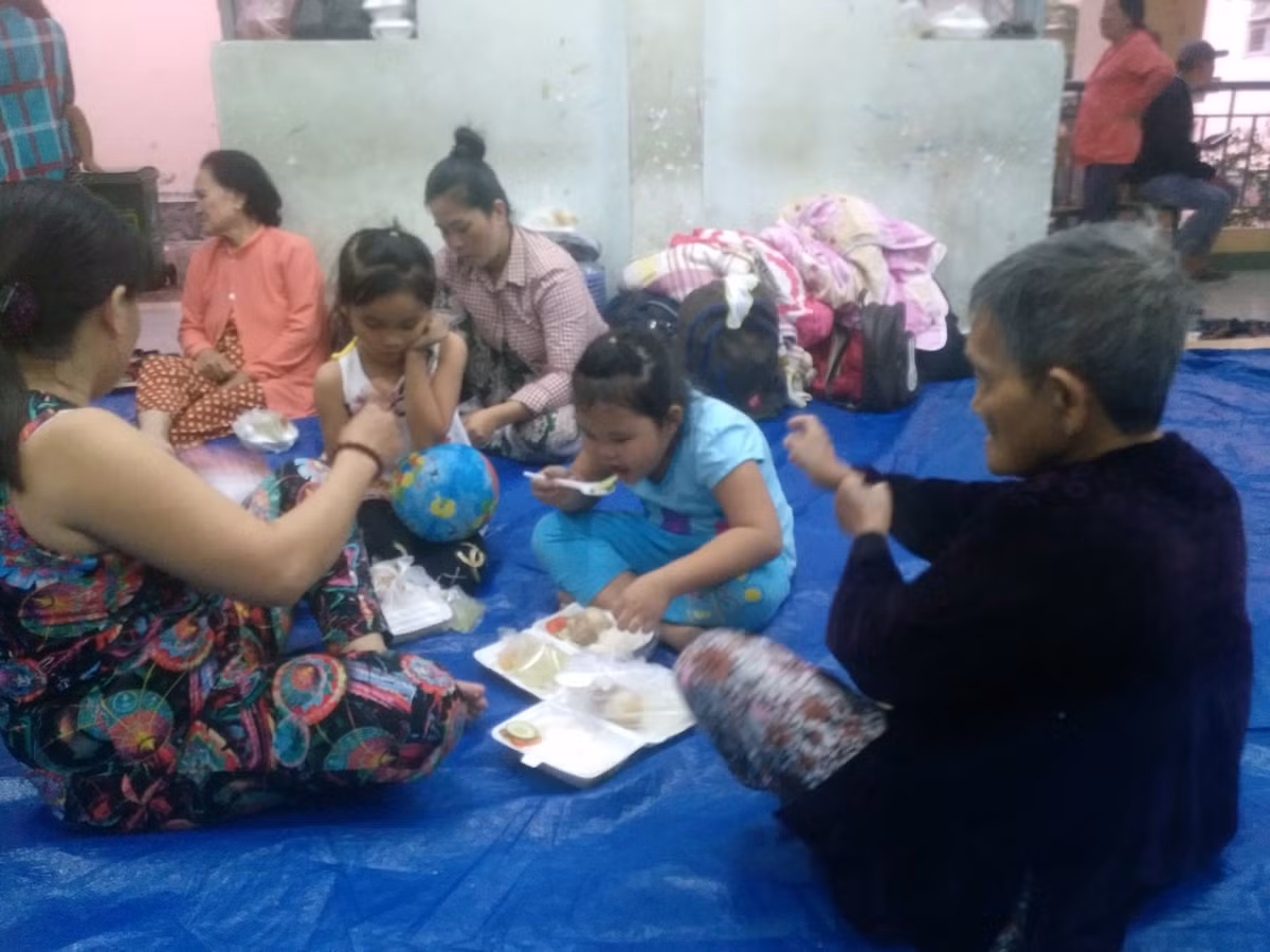 Anh Qúy, người dân trú bão tại trường THCS Cần Thạnh cho biết: “Hiện tại cuộc sống của người dân đã đi vào ổn định, tôi thực sự cảm thấy rất yên tâm khi trú bão tại đây”. 