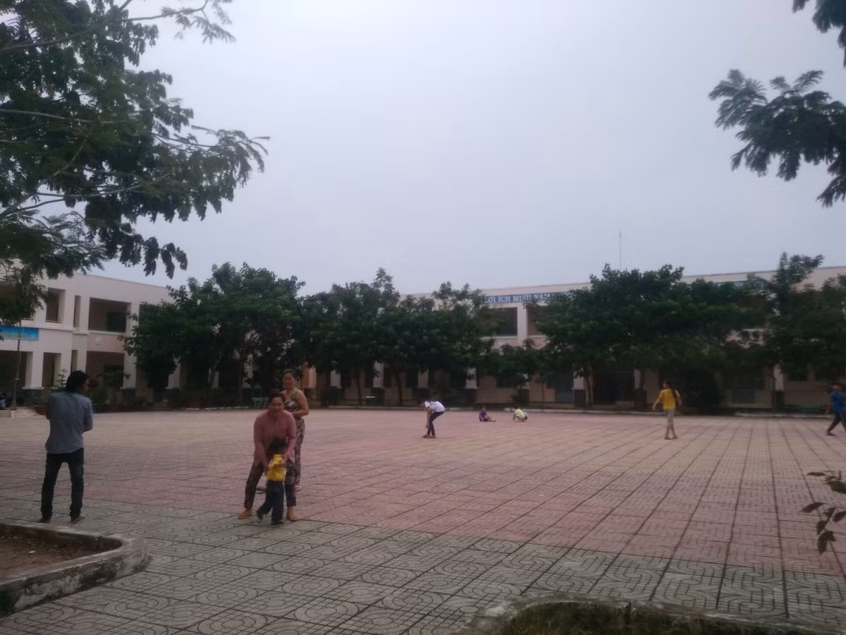 Những đứa trẻ vui chơi nô đùa ngoài sân trường.