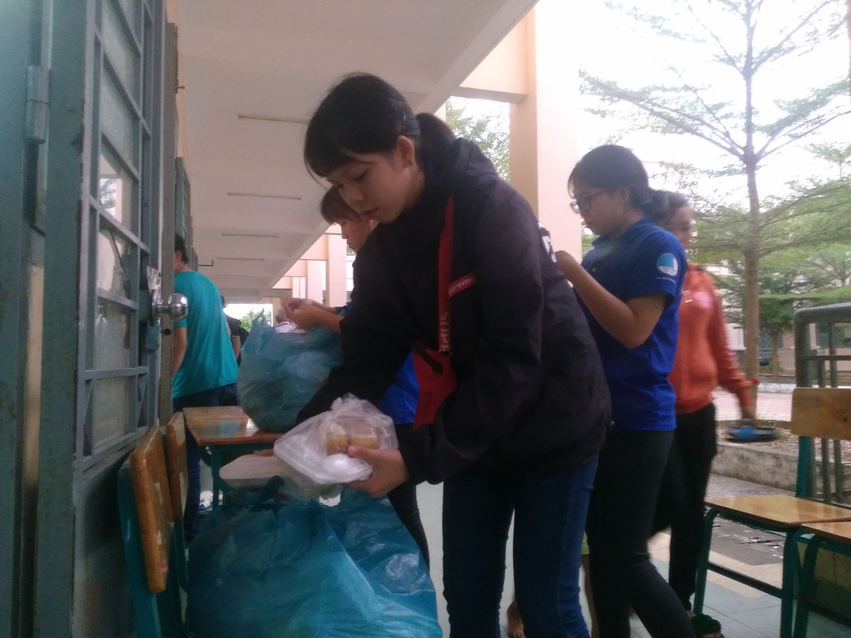 Hàng chục đoàn viên tình nguyện tham gia phát cơm cho người dân. 