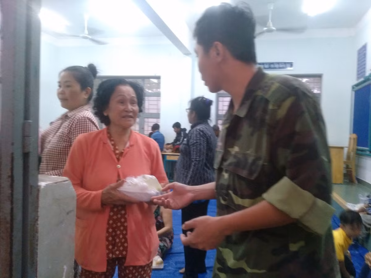 Nguoi dan huyen Can Gio on dinh truoc them con bao so 9-Hinh-2