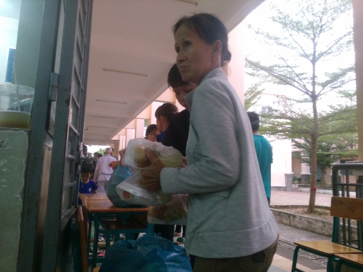 Hàng trăm hộp cơm, nước uống được phân phát. 