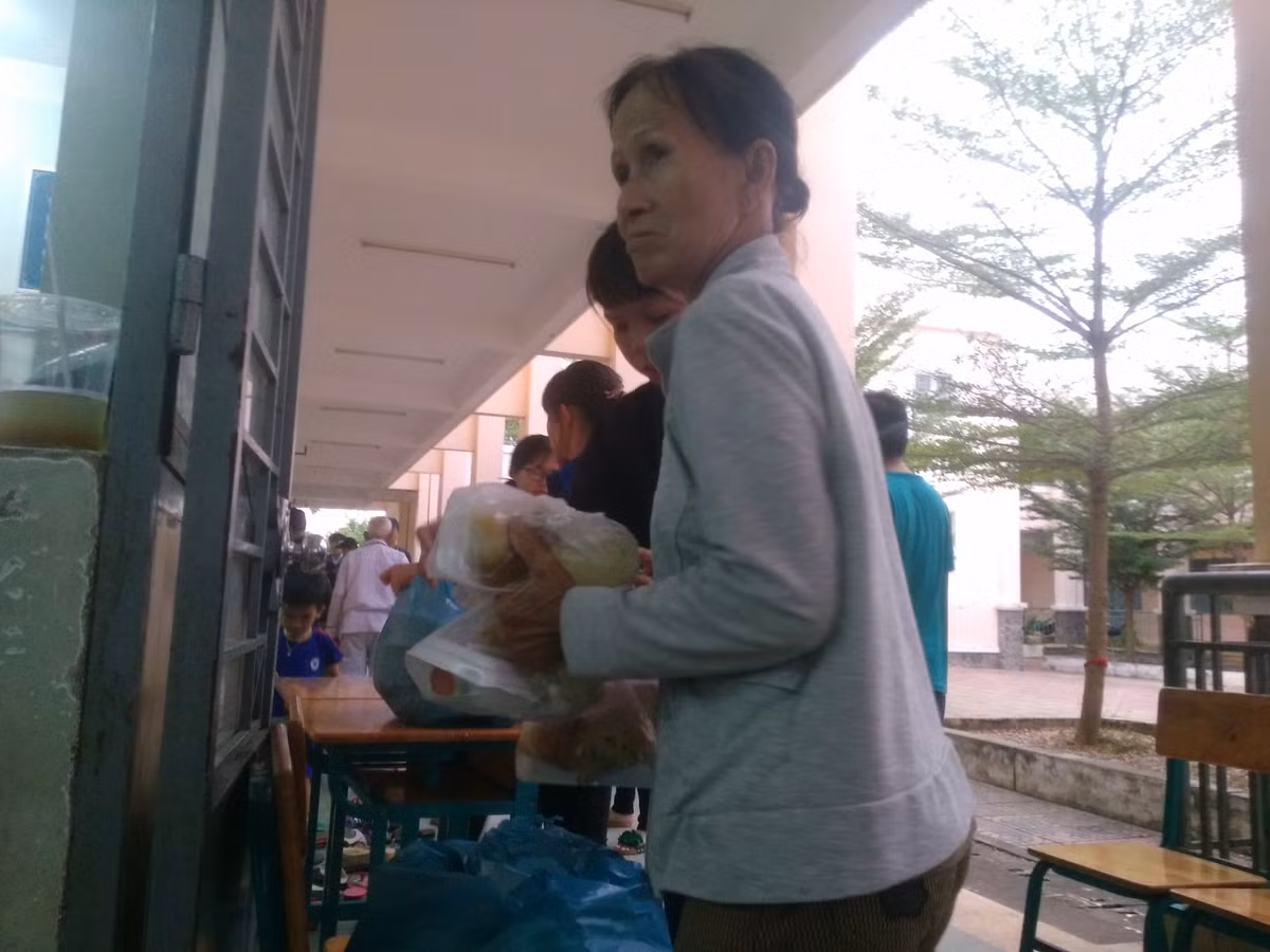 Hàng trăm hộp cơm, nước uống được phân phát. 