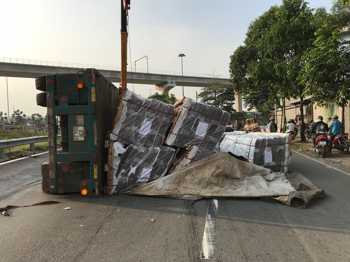 Om cua gap, xe dau keo lat nhao luc rang sang-Hinh-2