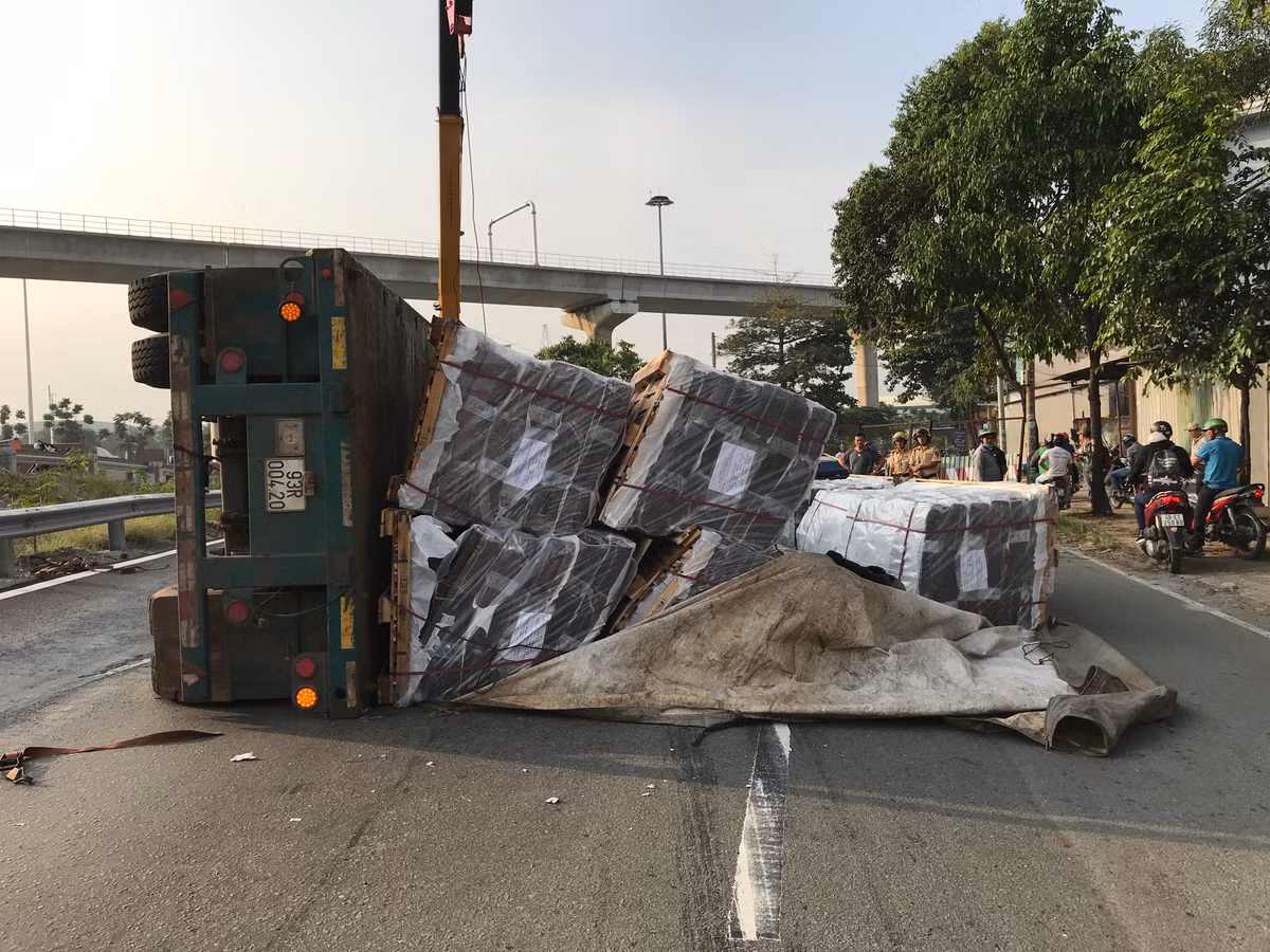 Om cua gap, xe dau keo lat nhao luc rang sang-Hinh-2