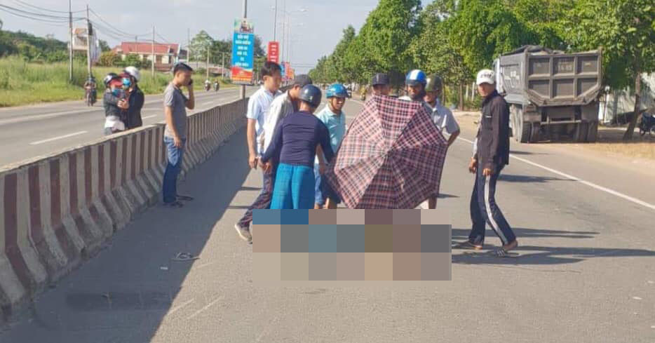 Người dân đau xót, dùng ô che thi thể dân quân tử vong do TNGT Nguoi dan dau xot, dung o che thi the dan quan tu vong do TNGT