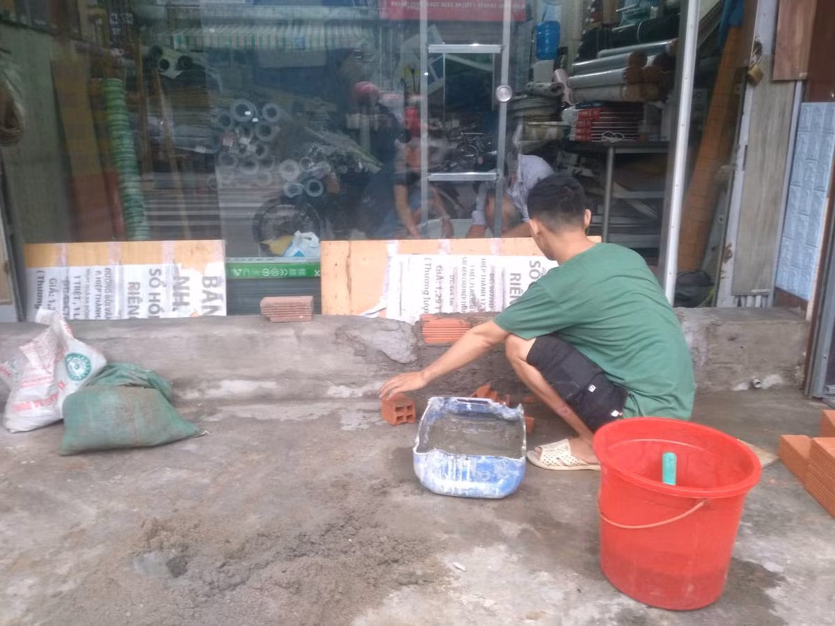 TP.HCM: Dan bat luc nhin tai san ngap trong bien nuoc-Hinh-4